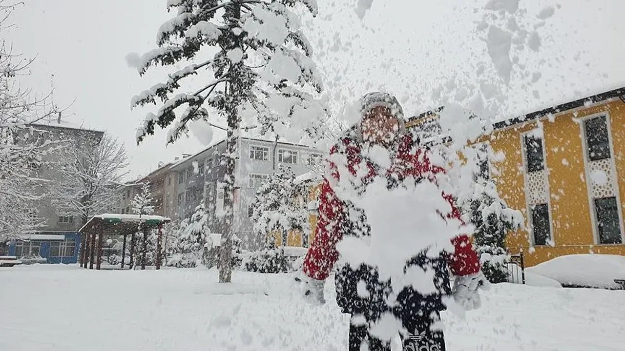 Eğitime kar engeli: Bu ilçelerde okullar tatil!