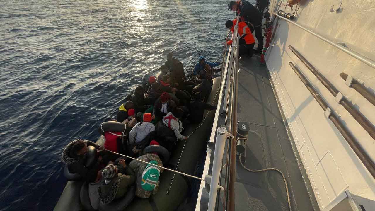 İzmir'de 69 göçmen daha kurtarıldı