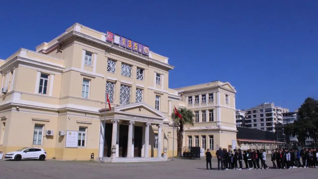 Tarihe yön veren lise: İzmir Atatürk Lisesi