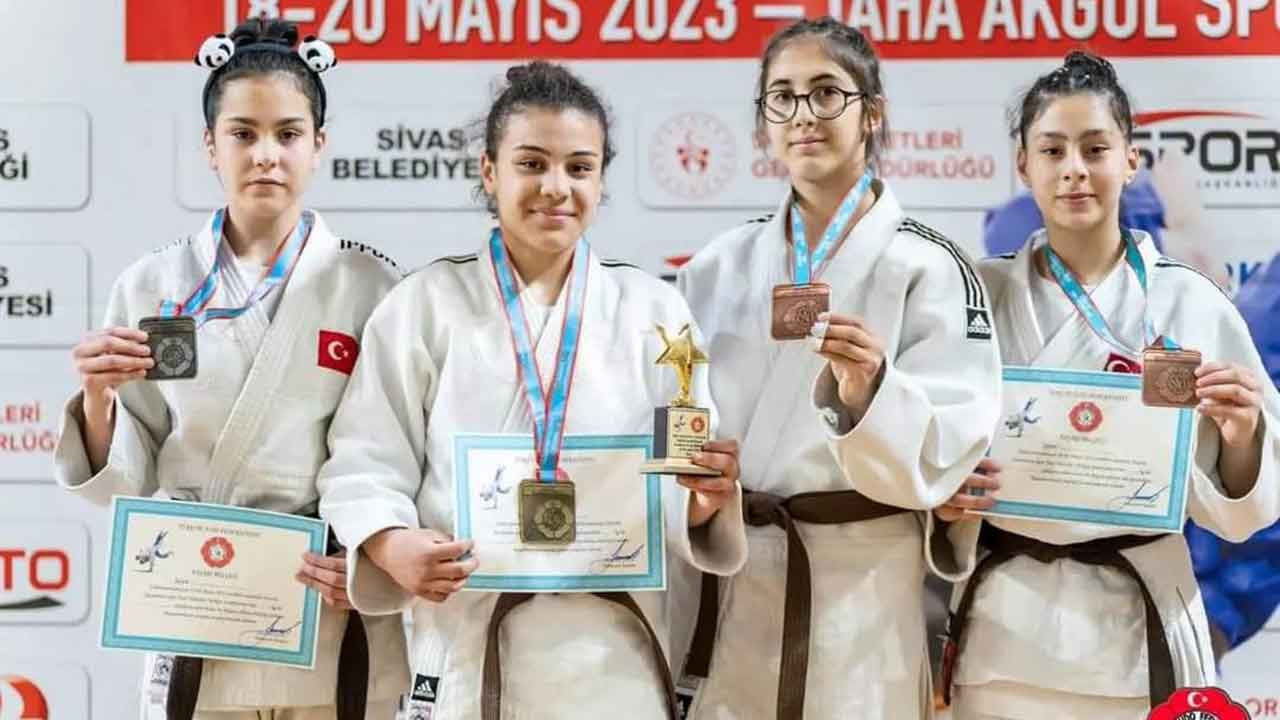 İzmir Yeşilay Spor Kulübü sporcusu Rüya Ceylan, Türkiye judo şampiyonu oldu