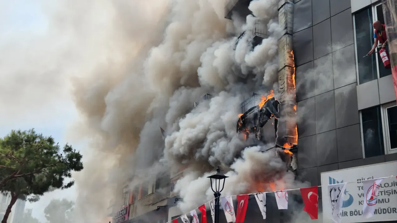 Karşıyaka Çarşısı'nda bir lokanta alev alev yandı!