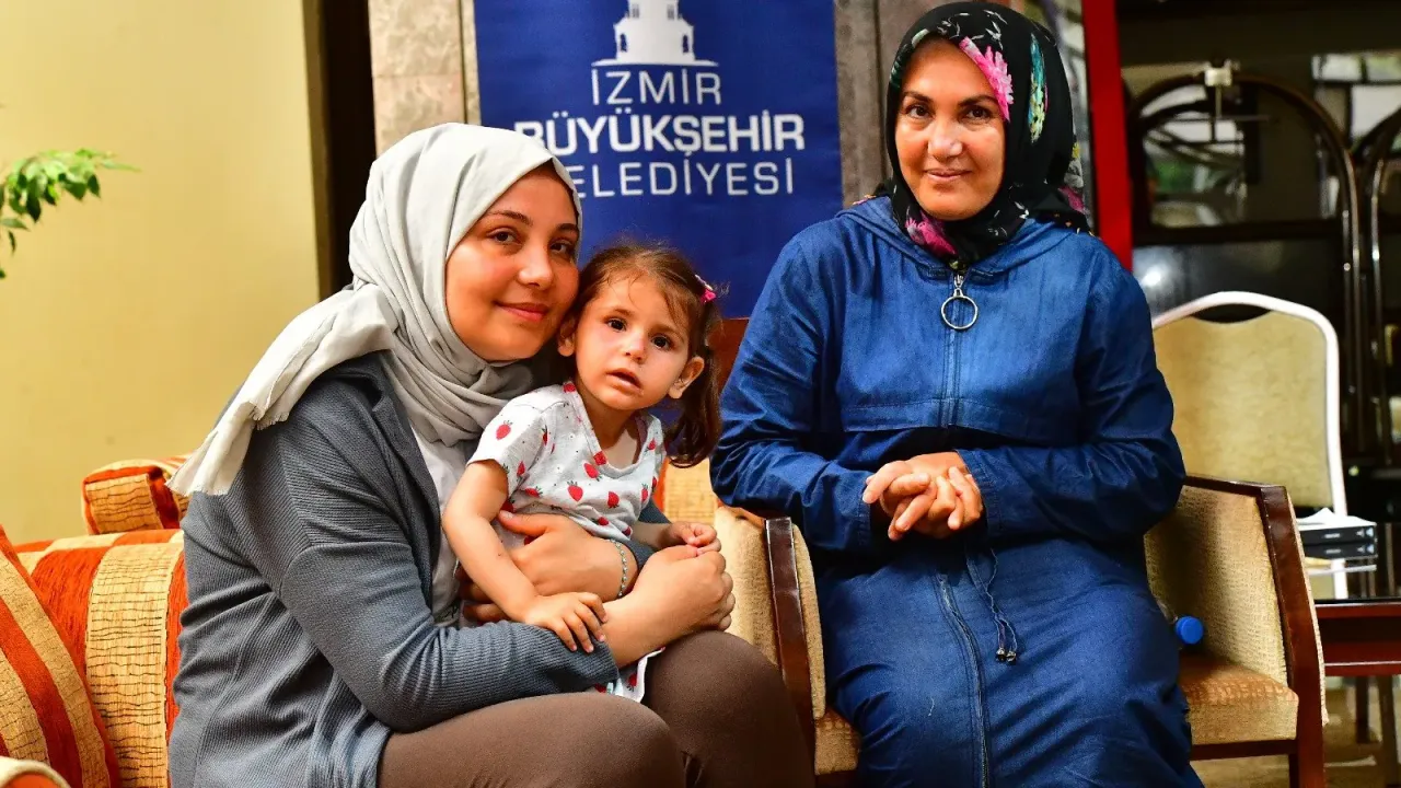 Minik depremzede tedavi için İzmir’e getirildi