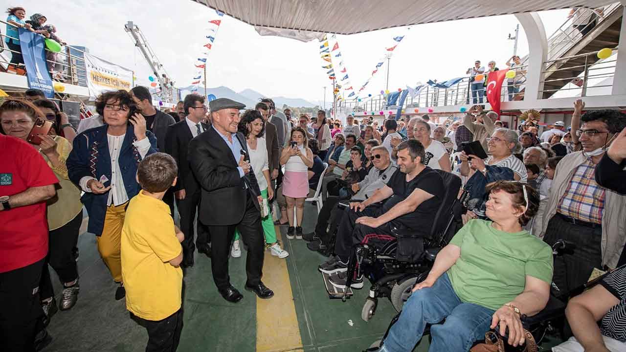 Başkan Soyer, engelliler ve aileleri ile Körfez turu yaptı