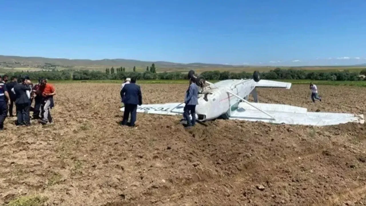 Aksaray'da eğitim uçağı düştü: Yaralılar var
