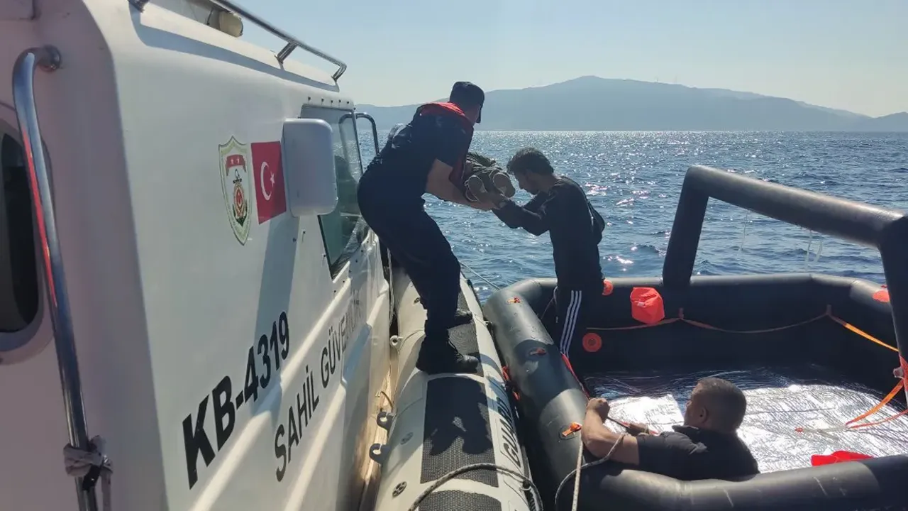 İzmir'de 25 düzensiz göçmeni kurtarıldı, 14 göçmen yakalandı