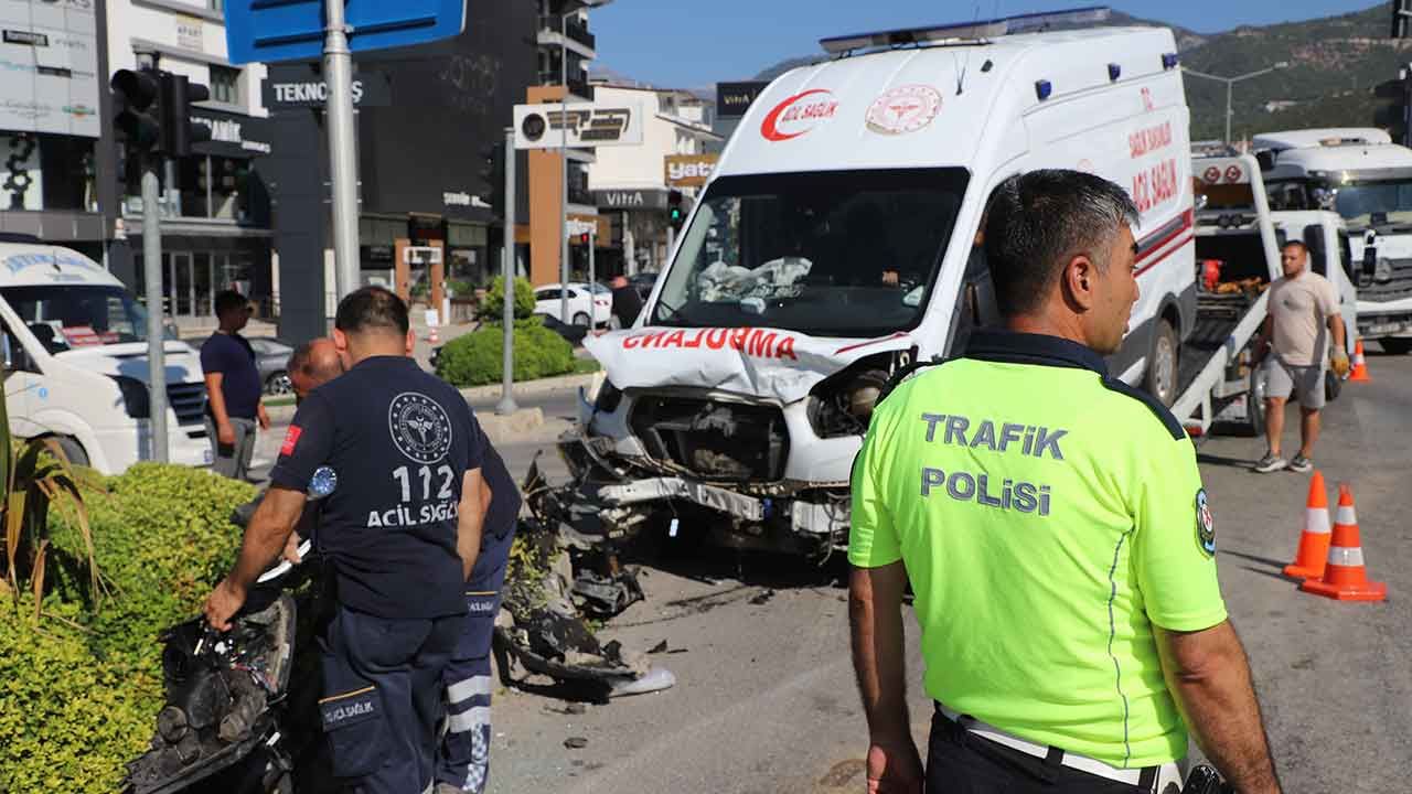 Denizli'de ambulansla otomobil çarpıştı: 4 kişi yaralandı