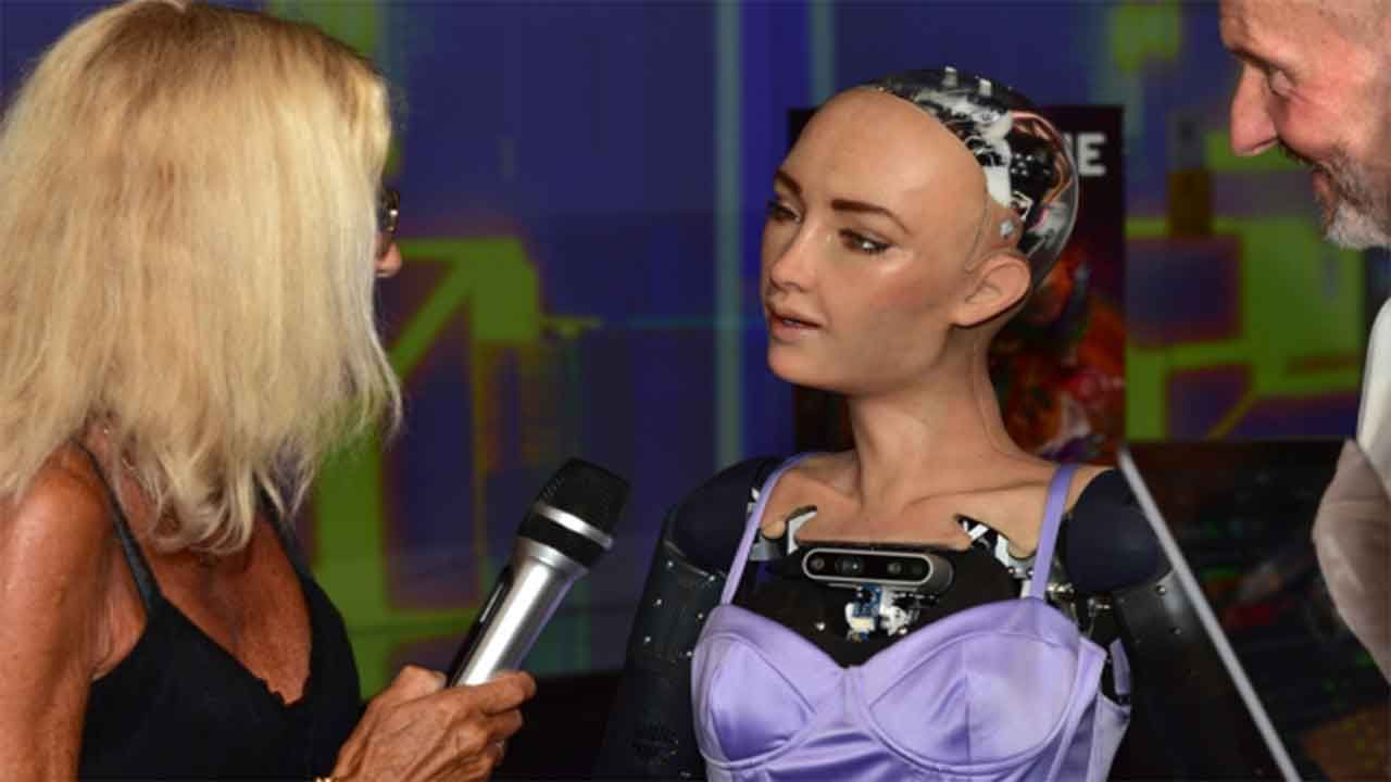 Vatandaşlık alan ilk robot Sophia, Türkiye sorusuna yanıt verdi