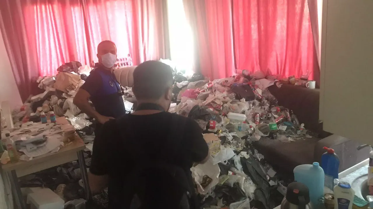 Kiracının terk ettiği evden kilolarca çöp çıktı