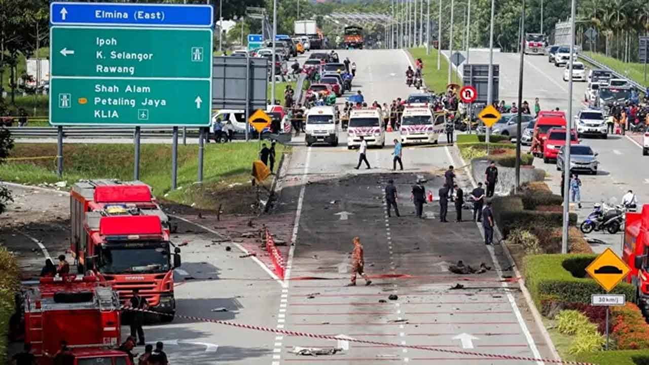 Malezya'da uçak düştü: Uçaktaki 8 kişi ve uçağın düştüğü yerdeki 2 kişi öldü!