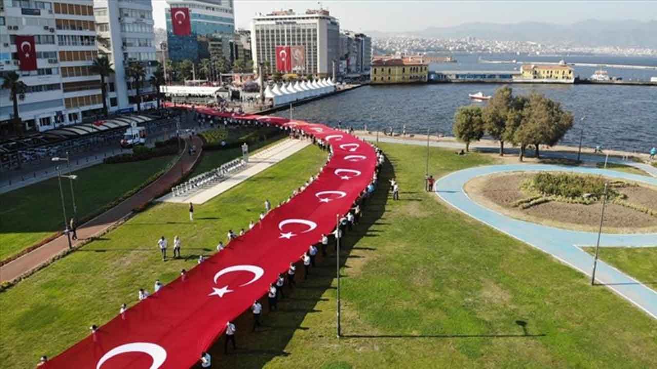 İzmir'in 9 Eylül kutlama programı belli oldu! Fener alayı, uçak gösterisi, konserler...