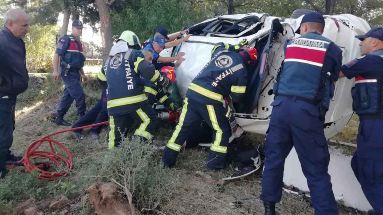 İzmir'den yola çıkan otomobil Denizli'de mezarlığa uçtu: 2 ölü, 1 yaralı