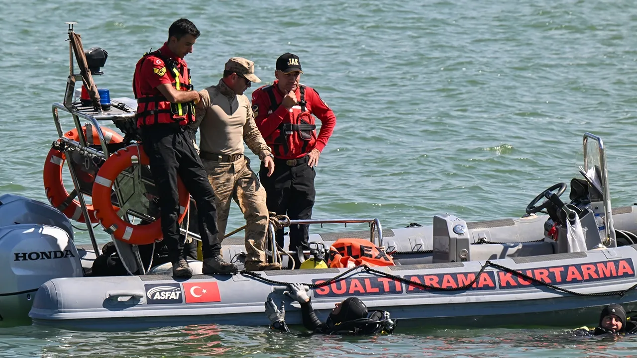 Baraj gölüne düşen helikopterdeki 3 personelin cenazeleri çıkarıldı