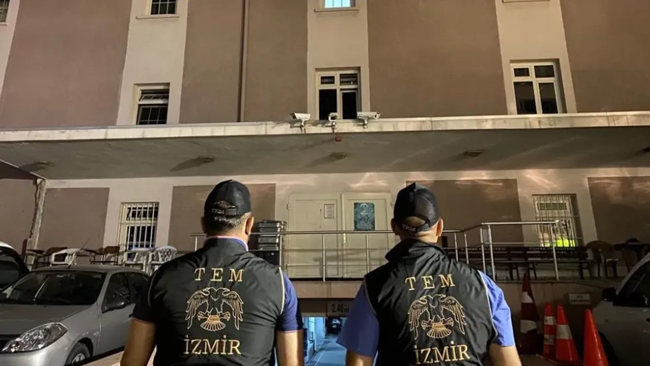 İzmir'de eş zamanlı operasyon: FETÖ’nün mahrem imamları gözaltına alındı