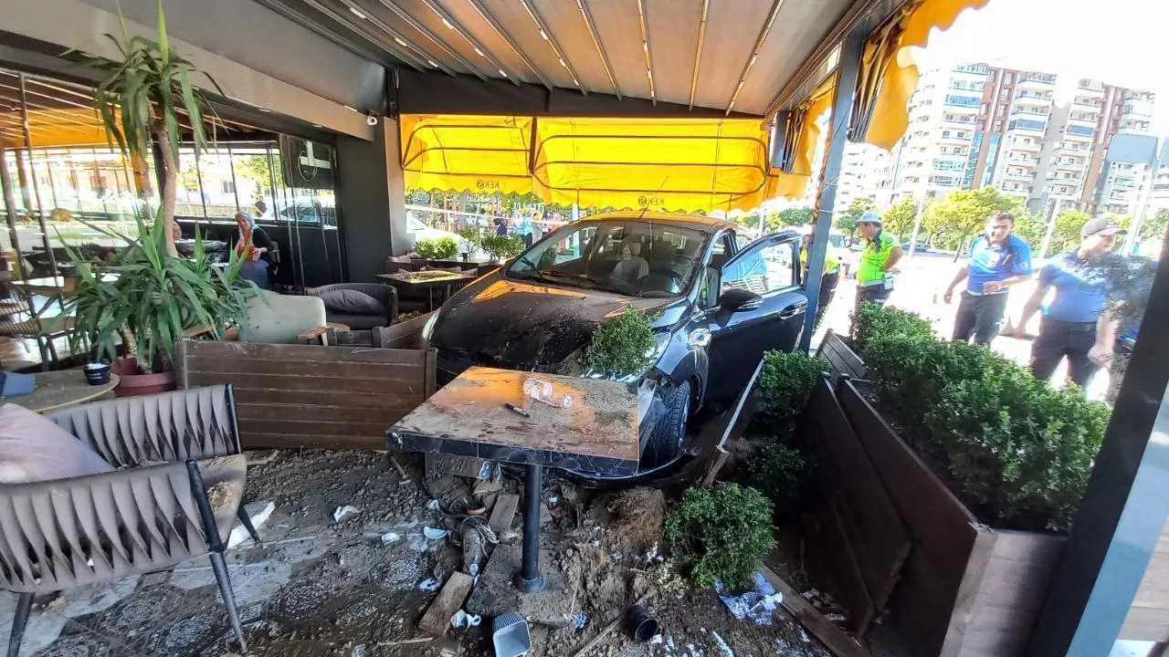 Manisa'da otomobil kafeye girdi: 2 kişi yaralandı
