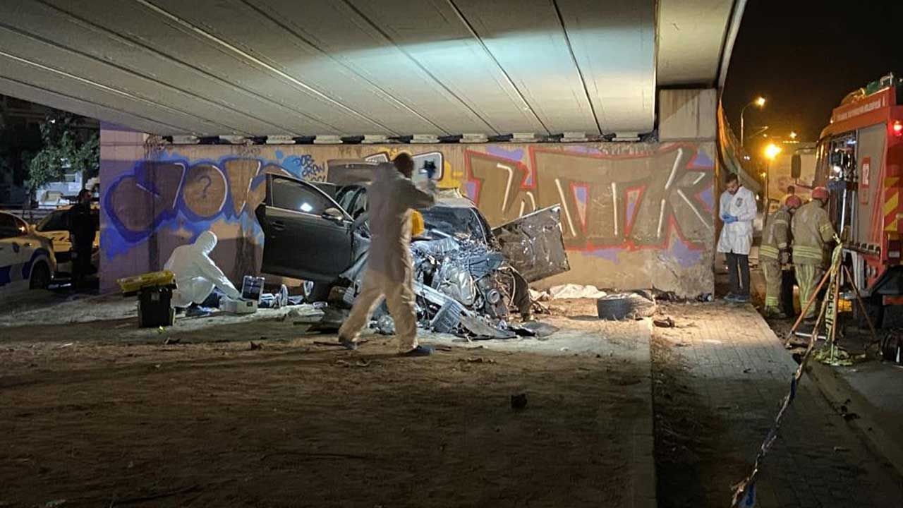 Feci kaza: Duvara çarpan otomobildeki 4 kişi hayatını kaybetti