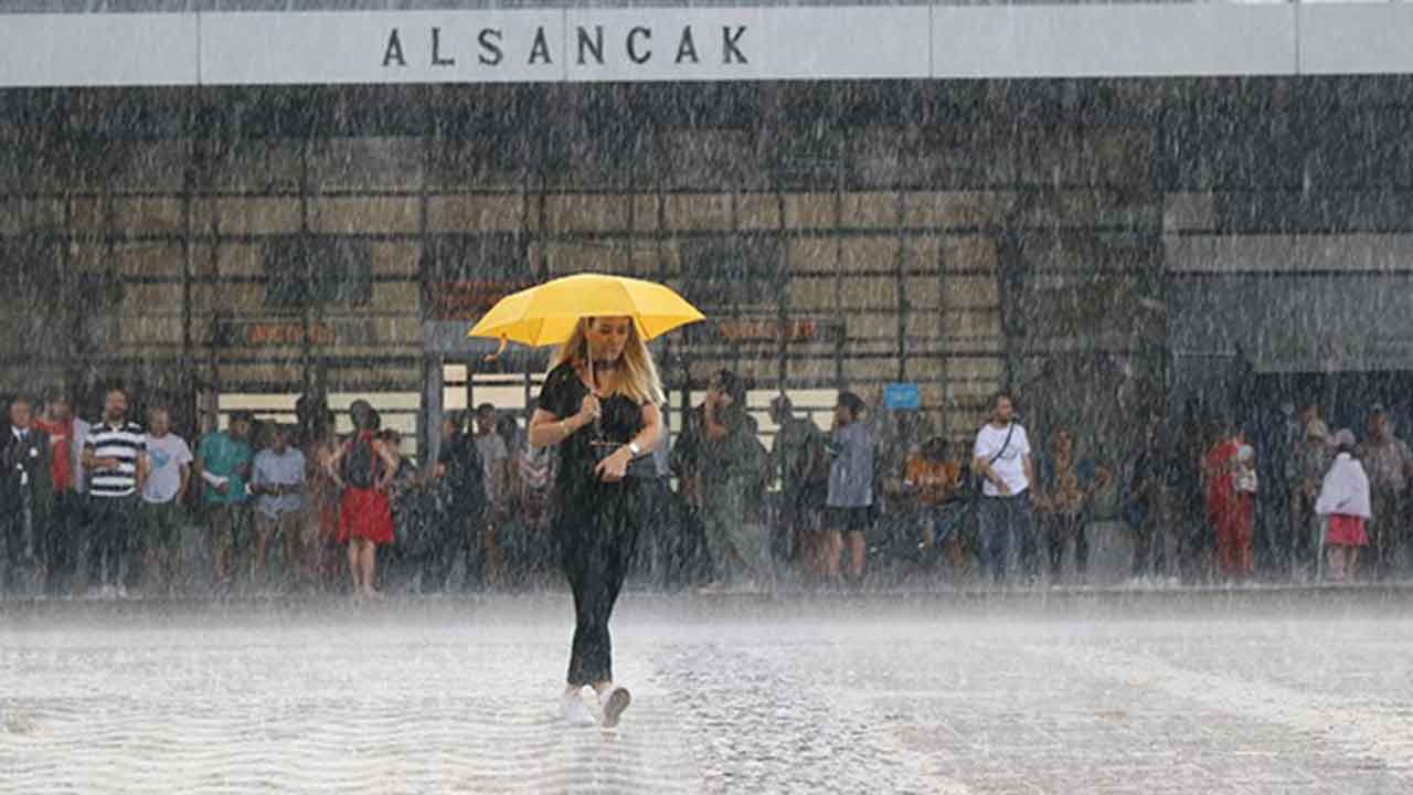 Sıcaktan bunalan İzmirliler şemsiyeleri hazırlayın: Yağmur geliyor