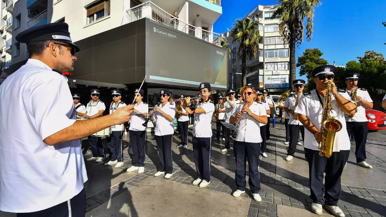 Bando konserleri sürüyor: İzmir sokaklarında bayram havası