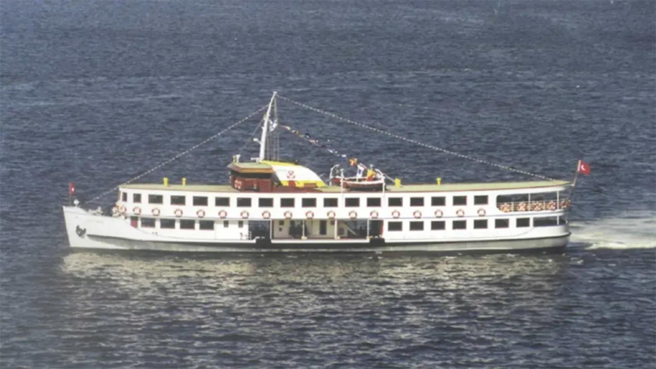 İzmir'in özel turlar için kullanılan Bergama vapuru karaya oturdu!