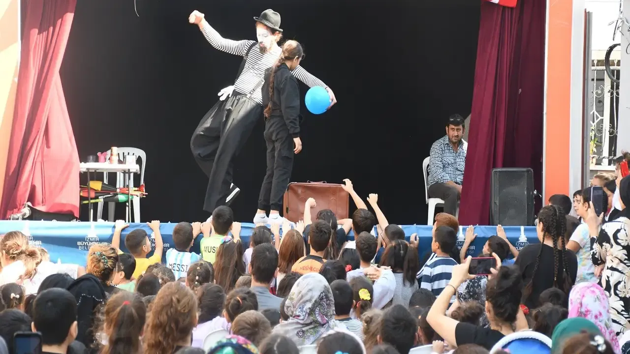 İzmir Büyükşehir düzenledi: 70 mahalleden 3 bin çocuk hem eğlendi hem öğrendi