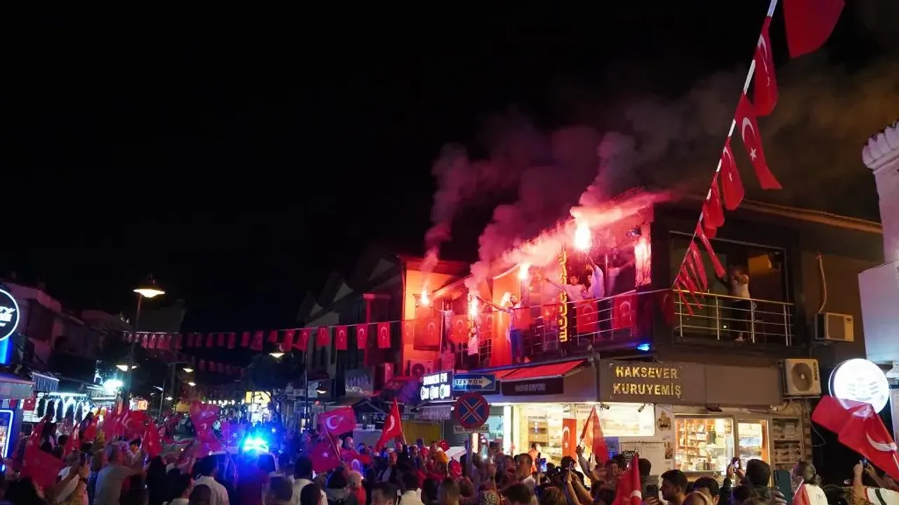 Çeşme'de Cumhuriyet Korteji kutlamalara iz bıraktı