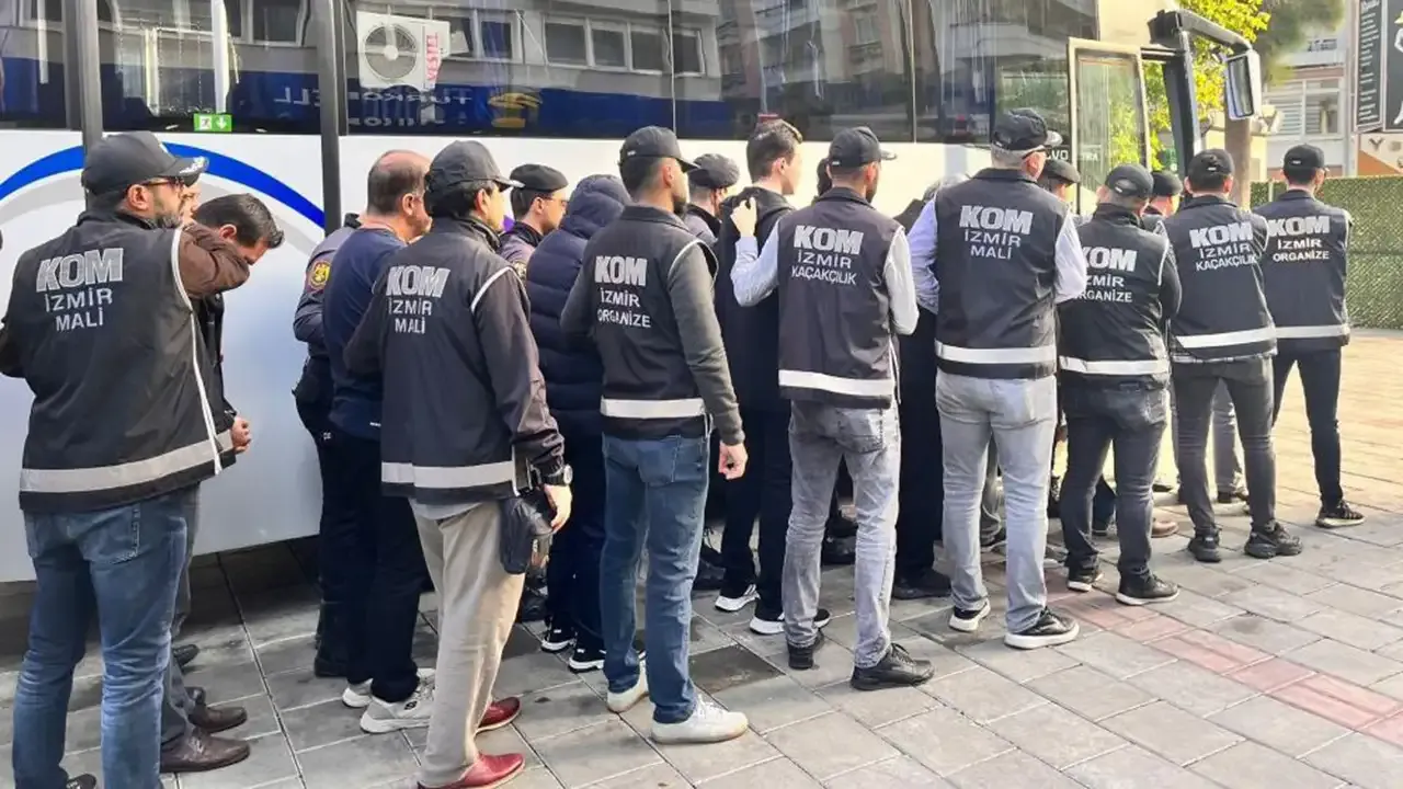 İzmir'de 28 kişi FETÖ'den tutuklandı