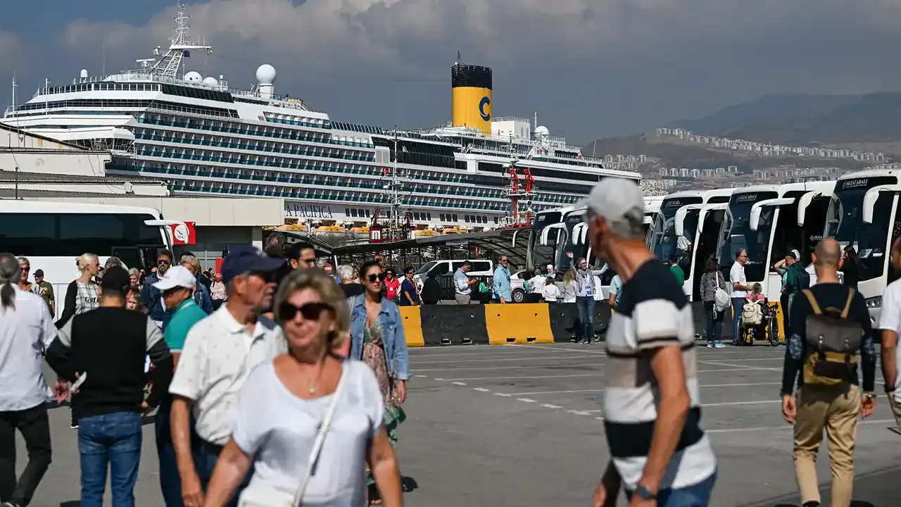Esnafa can suyu: İsrail'e gidemeyen gemi İzmir'e demir attı