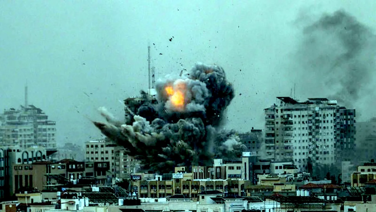 Hamas'ın füze bombardımanına tuttuğu Aşkelon kentinden dumanlar yükseliyor!