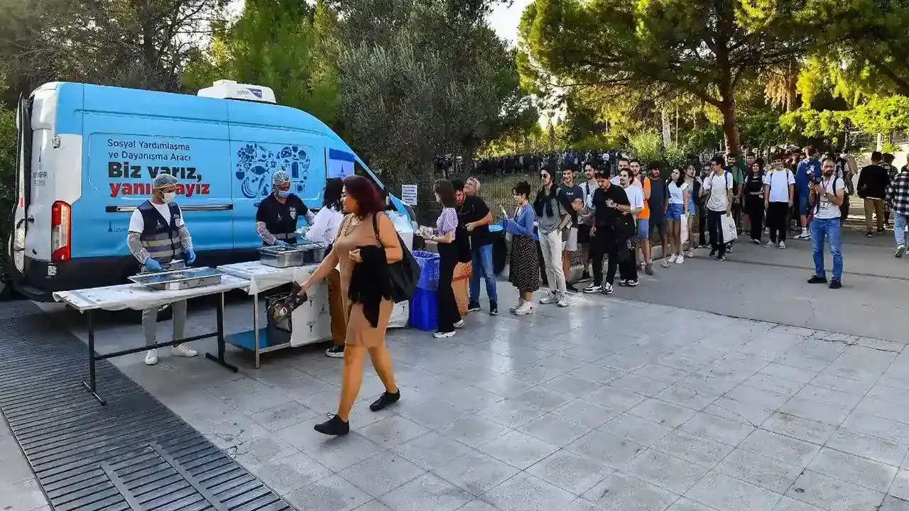 6 noktada başladı: İzmir Büyükşehir'den üniversite öğrencilerine ücretsiz sıcak yemek