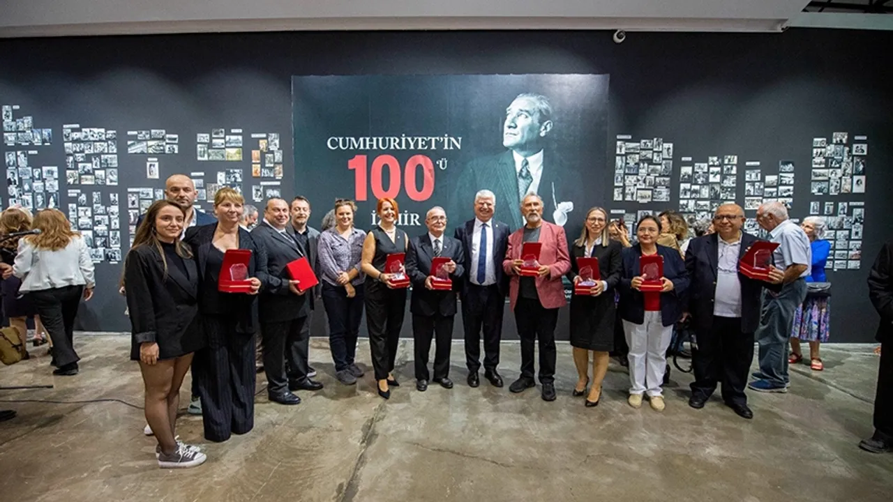 Cumhuriyet’in 100’ü İzmir fotoğraf sergisi açıldı