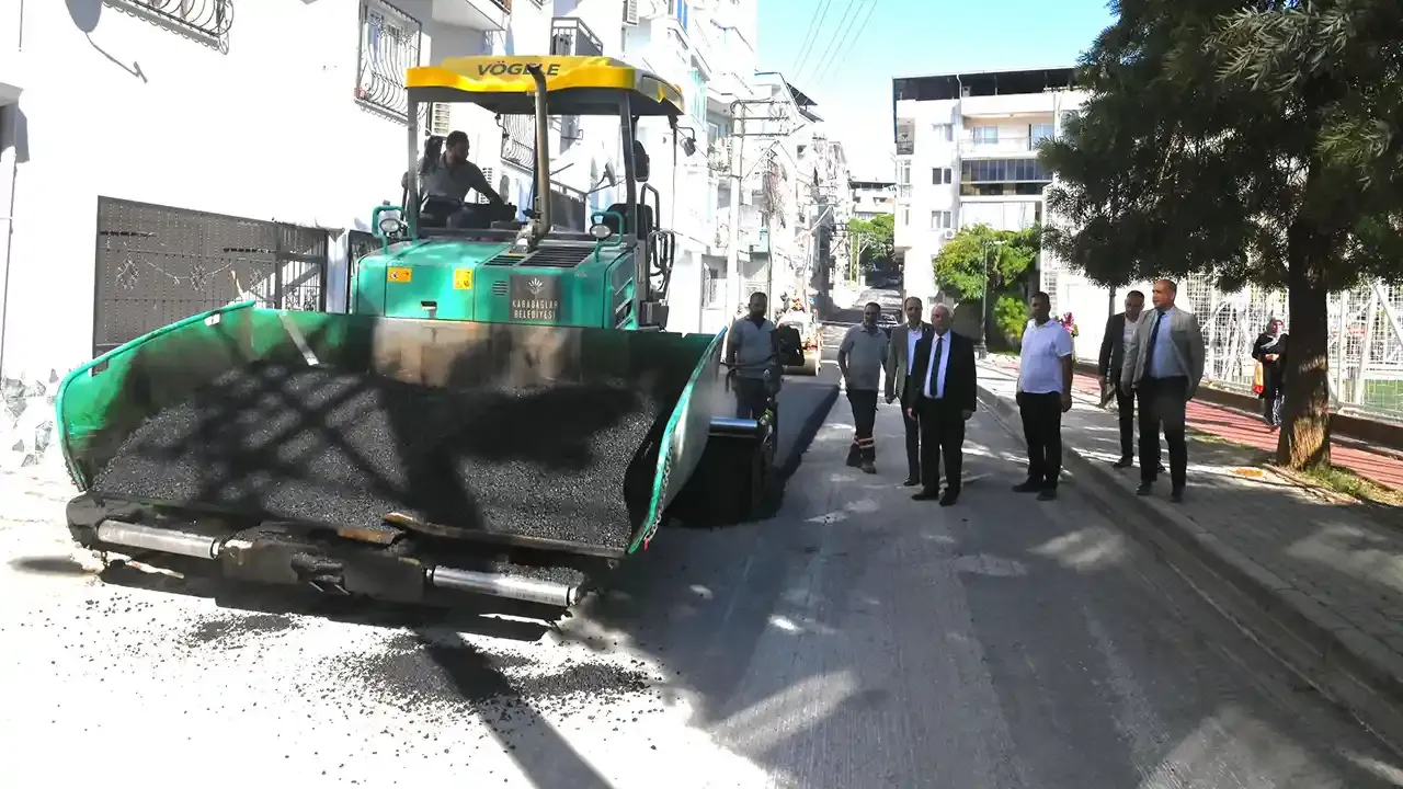 Karabağlar'da yollar asfaltlanıyor