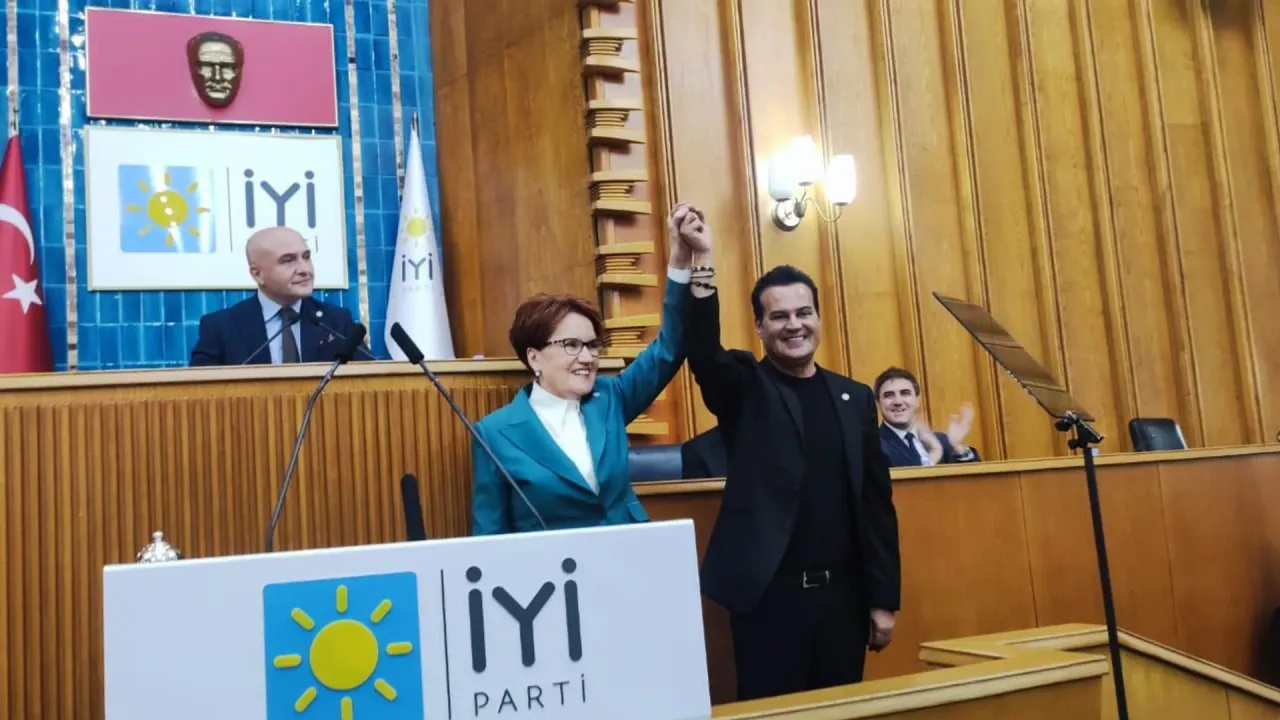 Şarkıcı Hakan Peker İYİ Parti'ye katıldı, belediye başkan adayı oldu!