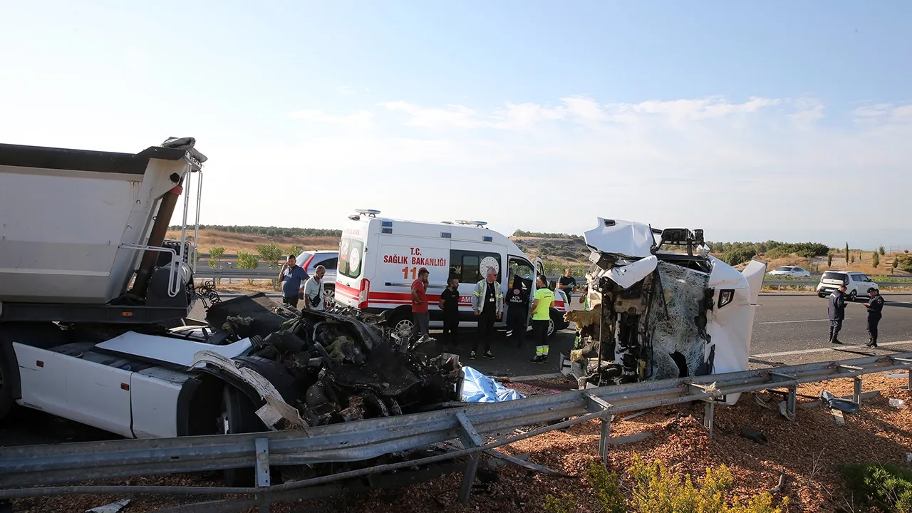  Manisa Saruhanlı'da TIR ile kamyon çarpıştı: 1 ölü 
