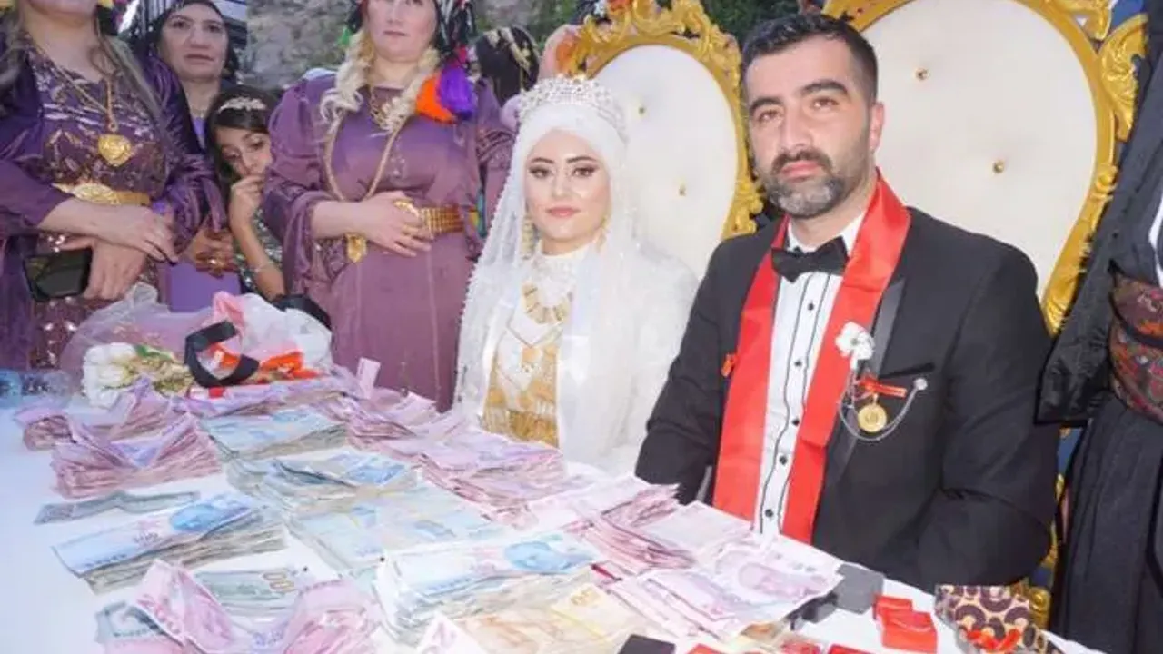 Şatafatı yaşıyorlar: AKP'li başkanın düğününe milyonluk takı