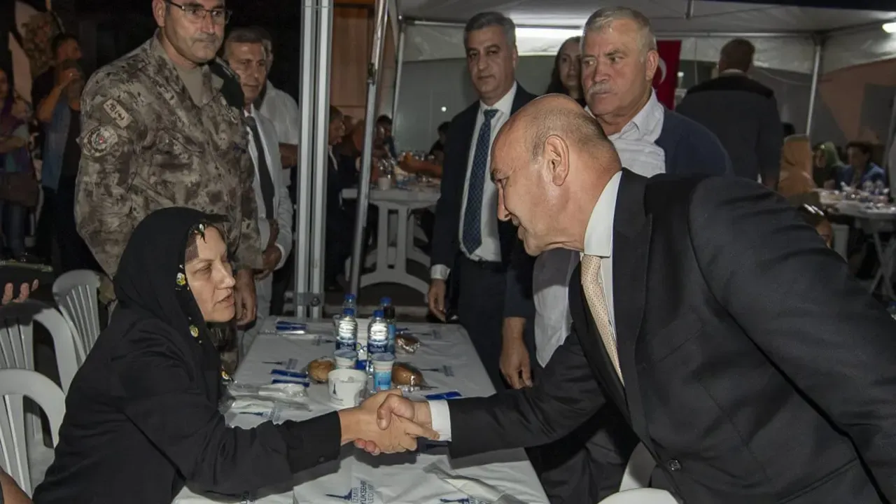Başkan Soyer'den şehit polisin ailesine ziyaret