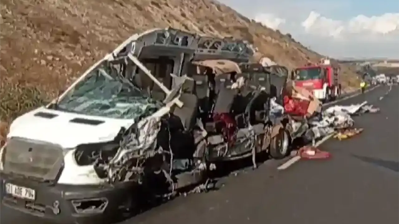 Otoyolda yolcu minibüsü devrildi: 5 kişi öldü