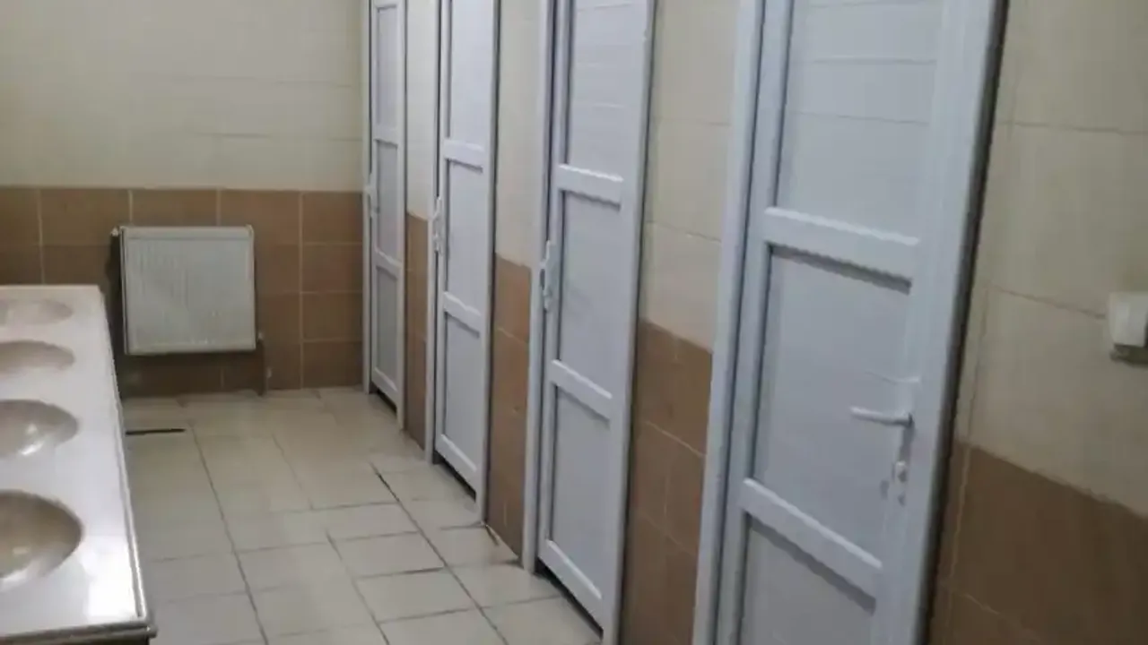 Okulda gizli kamera skandalı: Kızları tuvalete kilitleyip kaçtı