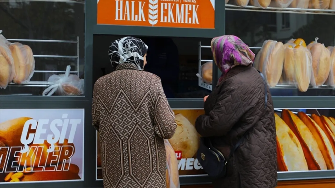Afyonkarahisar'da açılan halk ekmek büfeleri her gün vatandaşa ucuz ekmek satıyor