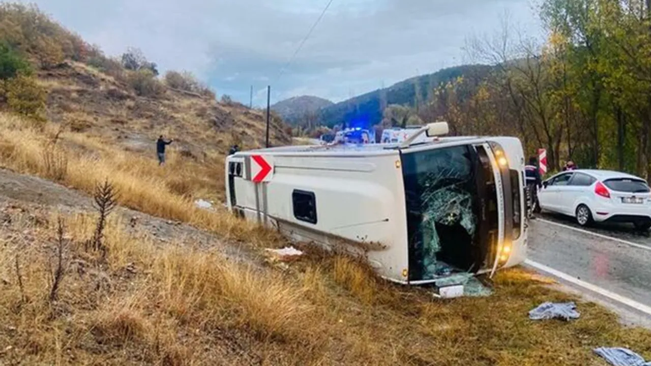 Amasya'da yolcu otobüsü devrildi: 27 yolcu yaralandı