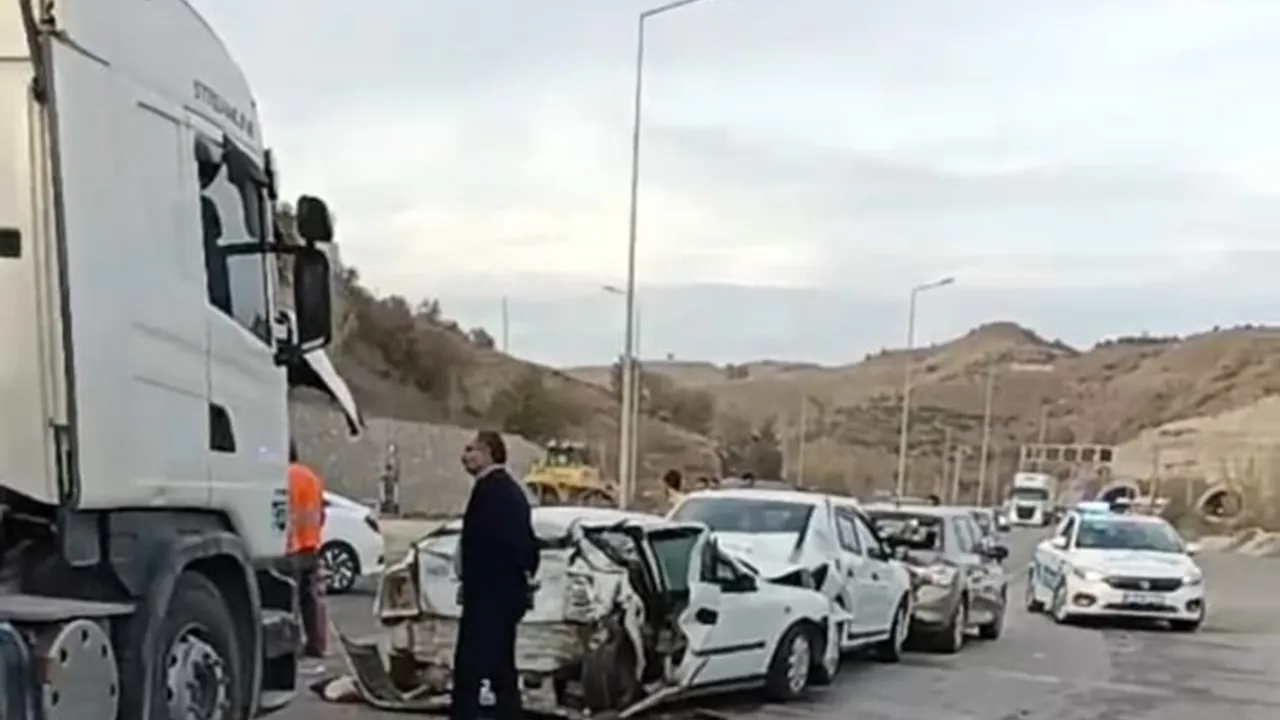 Amasya’da 5 aracın karıştığı zincirleme kazada, 5 kişi yaralandı 