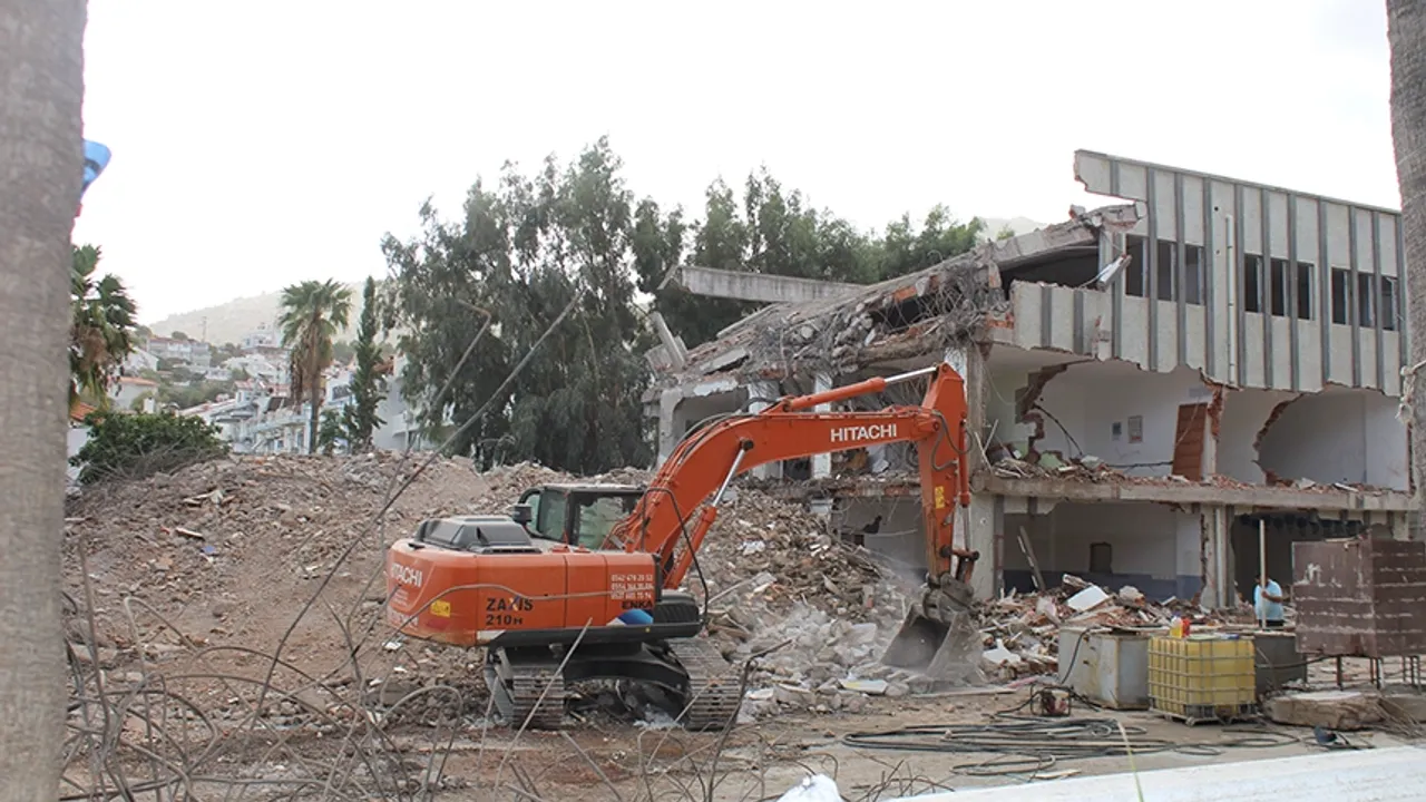 Depreme dayanıksız olan 28 yıllık okul binası yıkılıyor!