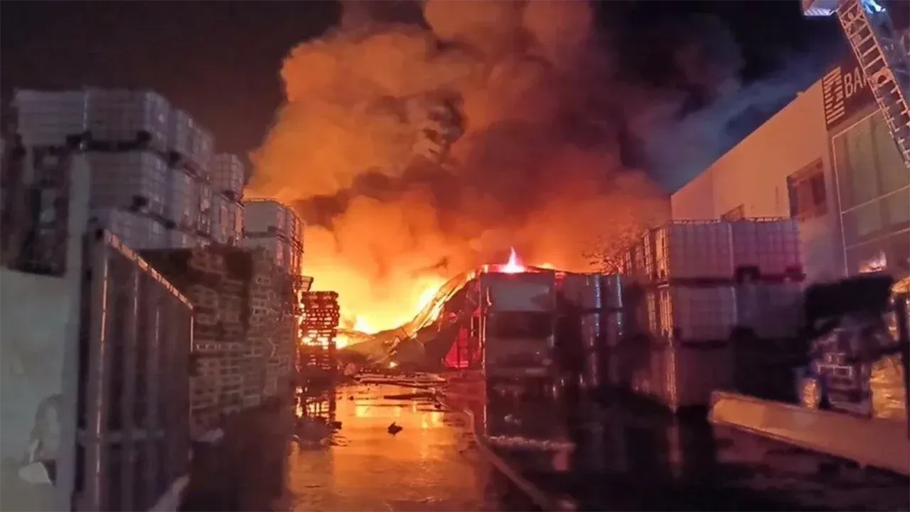 İstanbul'da yangın: Patlama sesleri geliyor