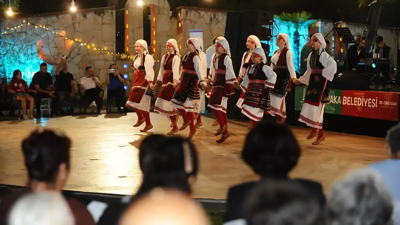 Karşıyaka'da Makedon Müzik ve Folklor Festivali düzenlendi - İz Gazete -  İzmir Haberleri - Son Dakika Haberler