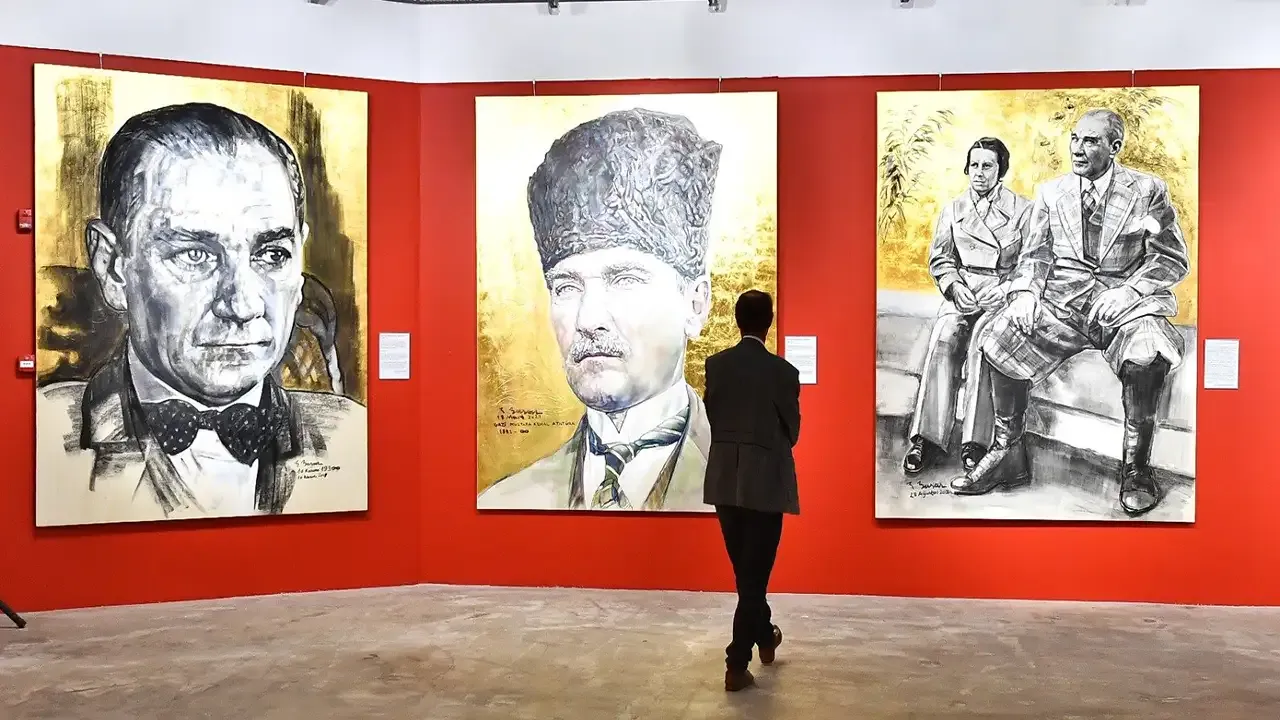 İzmir'de gezmeye doyamayacağınız sergi: Atatürk'ün dev portreleri sanatseverlerle buluştu