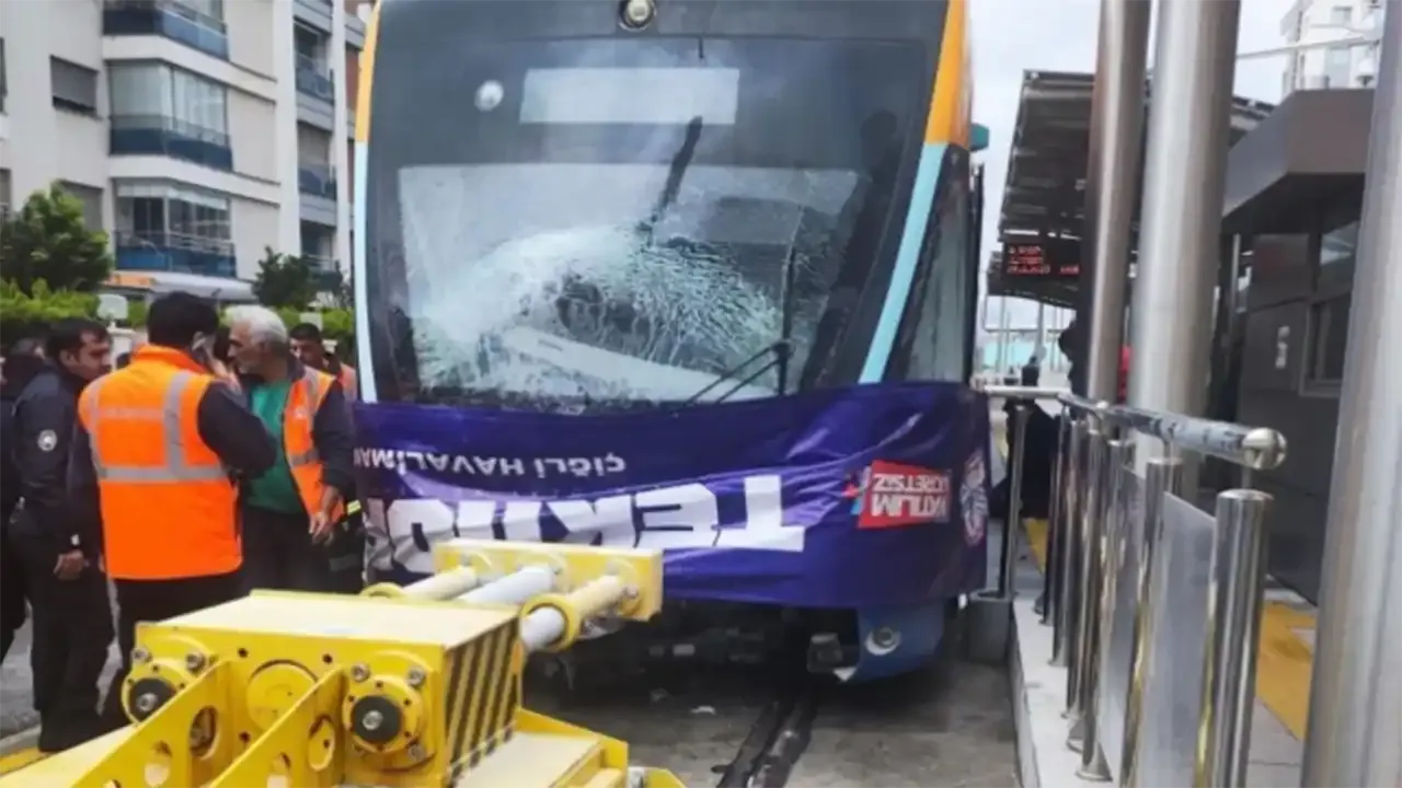 İzmir'de tramvay kazası: Vatman sıkıştı