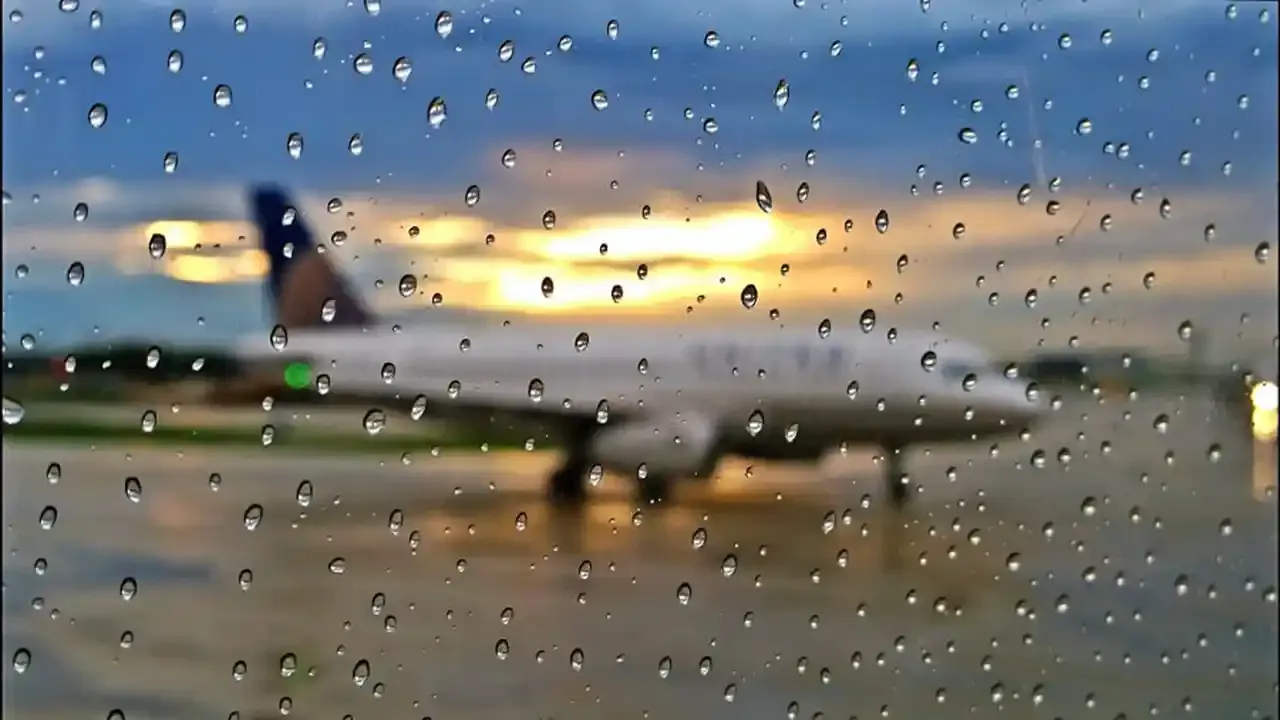 İzmir'de yağmur nedeniyle uçaklar da inemedi