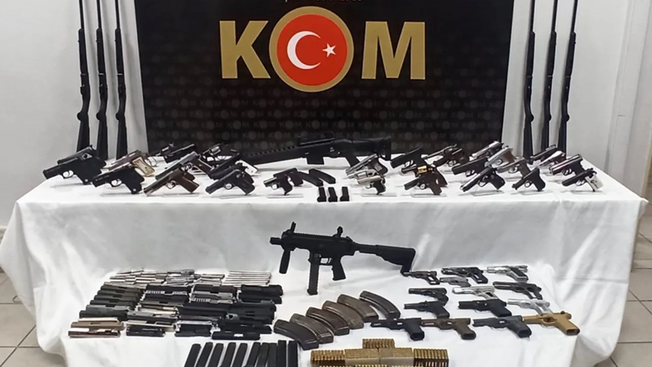 İzmir'de yasa dışı silah ticareti çetesi çökertildi: 2 kişi tutuklandı