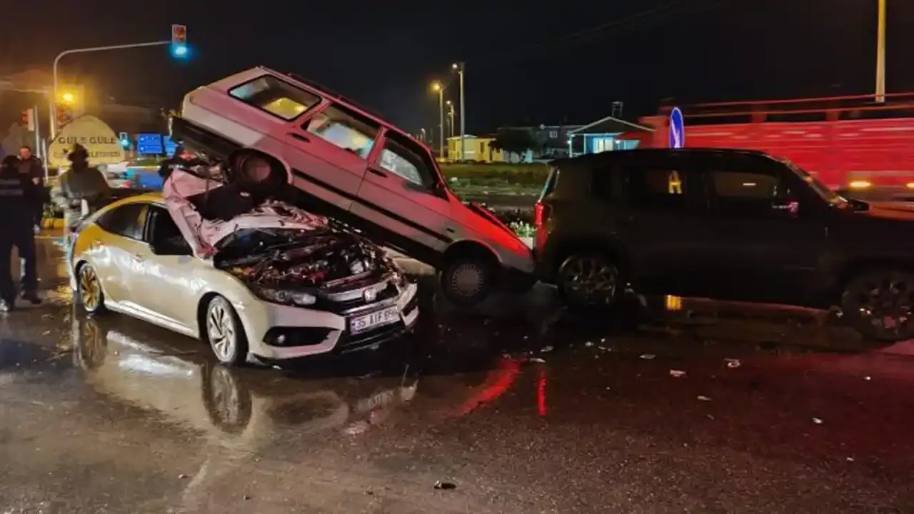 İzmir'de kaza: İki araç üst üste çıktı