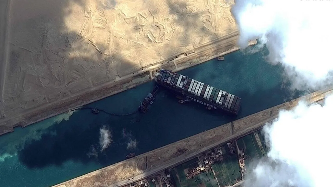 Süveyş Kanalı'nda konteyner gemisi köprüye çarptı