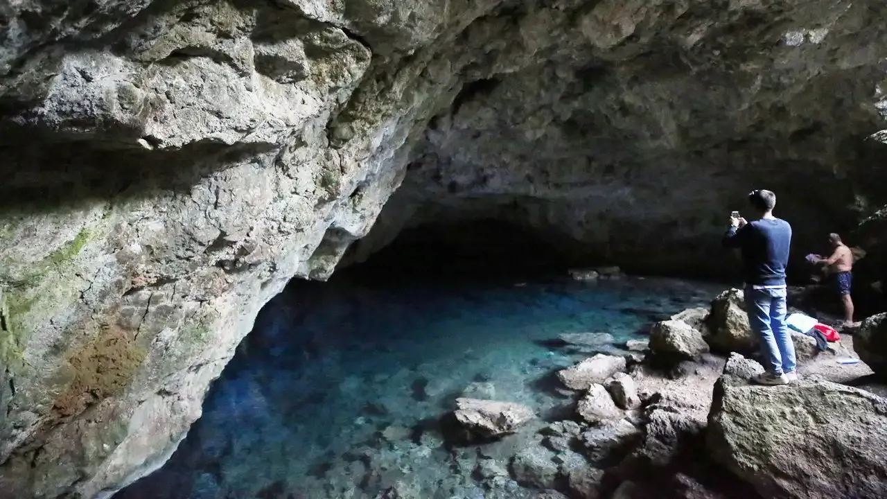 Hikayesi de çok ilginç: Zeus Mağarası turkuaz rengi suyuyla görenleri büyülüyor