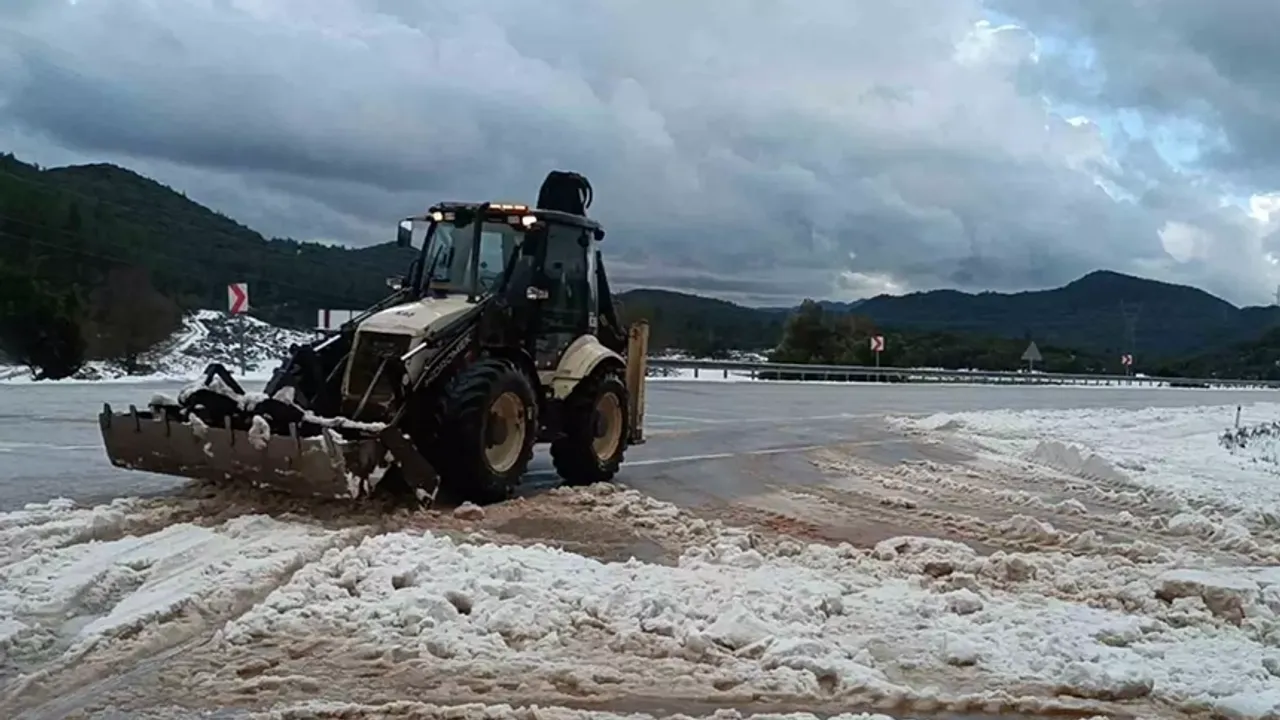 Antalya'da şiddetli dolu yağışı: Karayolu trafiğe kapandı